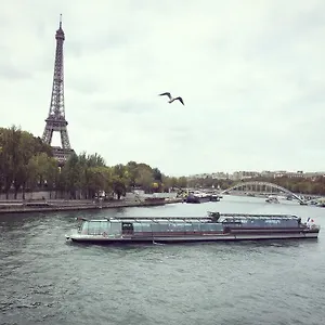 eiffel-tower-champs-de-mars-apartment.fr-paris.fr/
